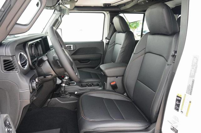 Photo of 2025 Bright White Clearcoat Jeep Gladiator