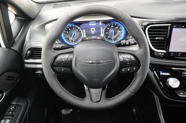 Photo of 2024 Bright White Clearcoat Chrysler Pacifica