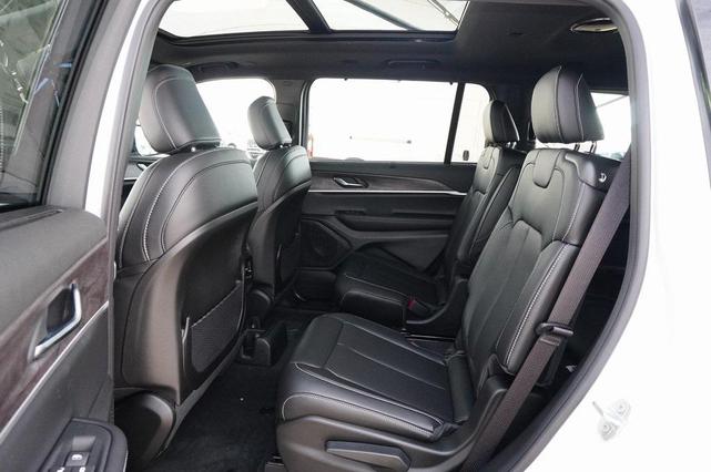 Photo of 2025 Bright White Clearcoat Jeep Grand Cherokee L