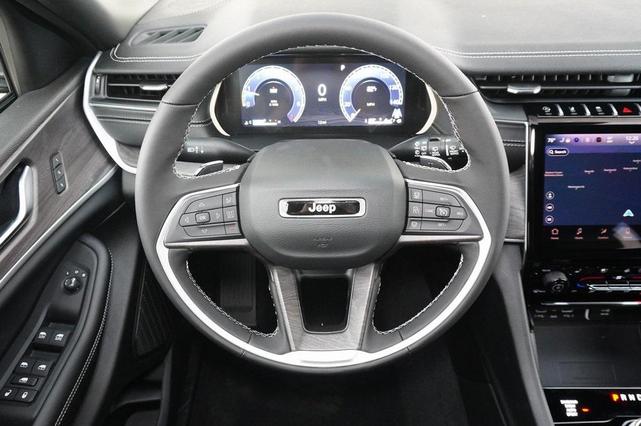 Photo of 2025 Bright White Clearcoat Jeep Grand Cherokee L