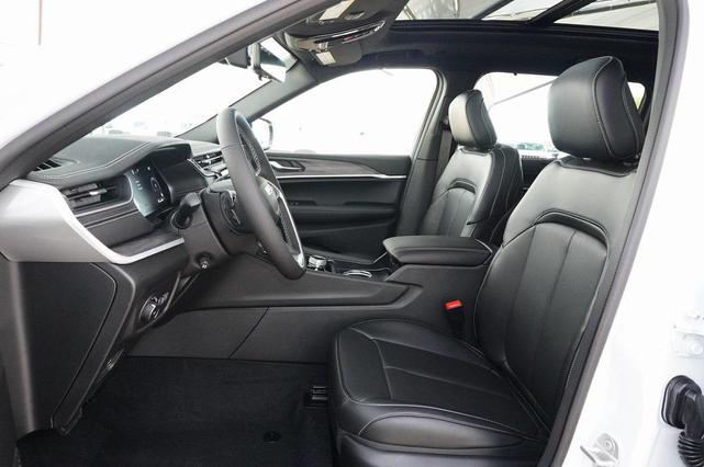 Photo of 2025 Bright White Clearcoat Jeep Grand Cherokee L
