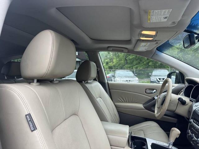 Photo of 2009 White Nissan Murano