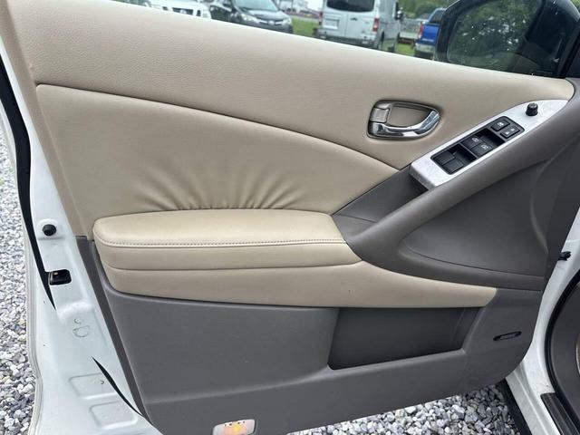 Photo of 2009 White Nissan Murano