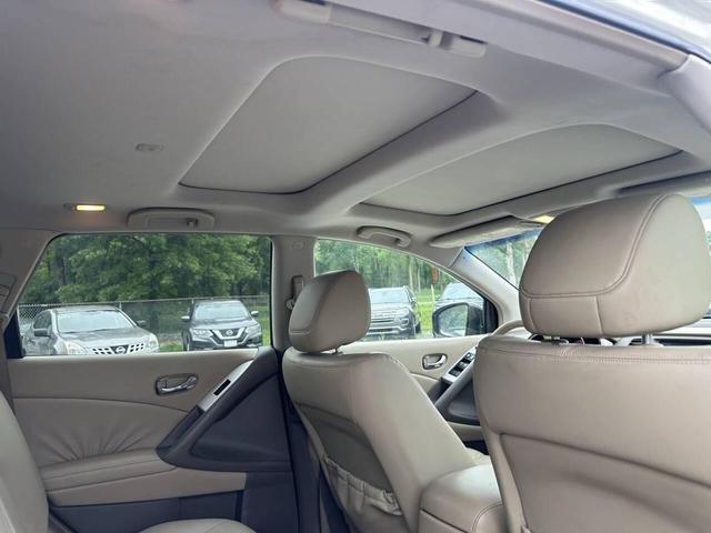 Photo of 2009 White Nissan Murano