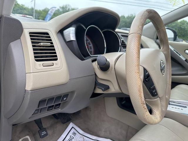 Photo of 2009 White Nissan Murano