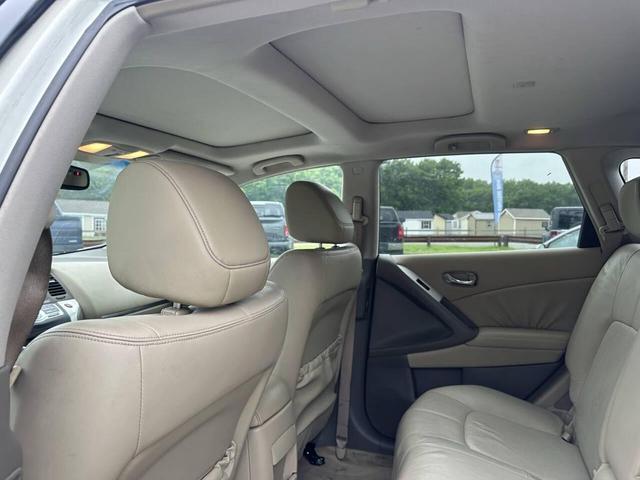 Photo of 2009 White Nissan Murano