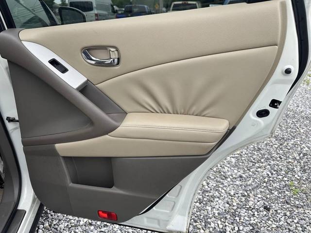 Photo of 2009 White Nissan Murano