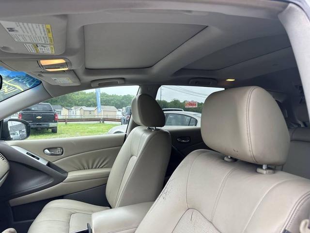 Photo of 2009 White Nissan Murano