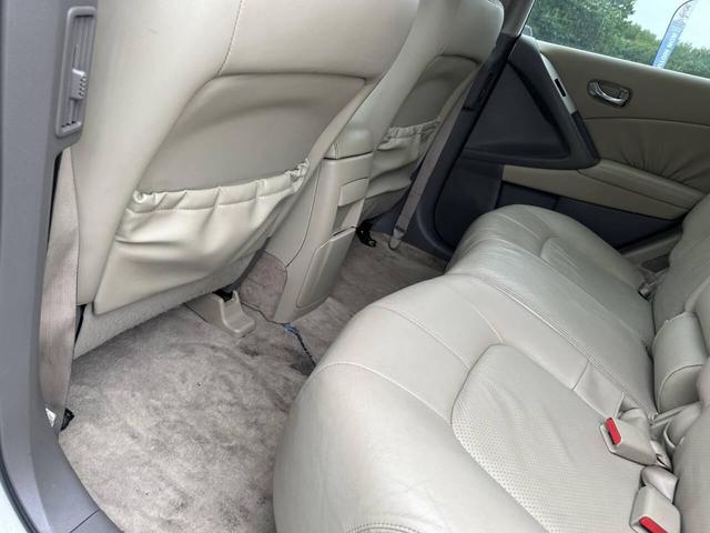 Photo of 2009 White Nissan Murano