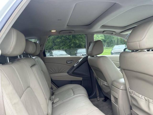 Photo of 2009 White Nissan Murano