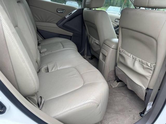 Photo of 2009 White Nissan Murano
