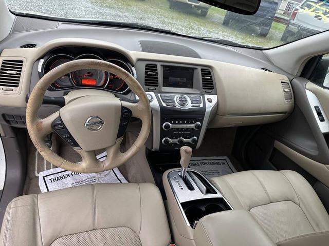Photo of 2009 White Nissan Murano