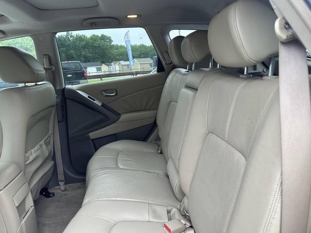 Photo of 2009 White Nissan Murano