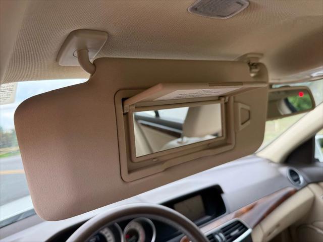 Photo of 2014 White Mercedes-Benz C-Class