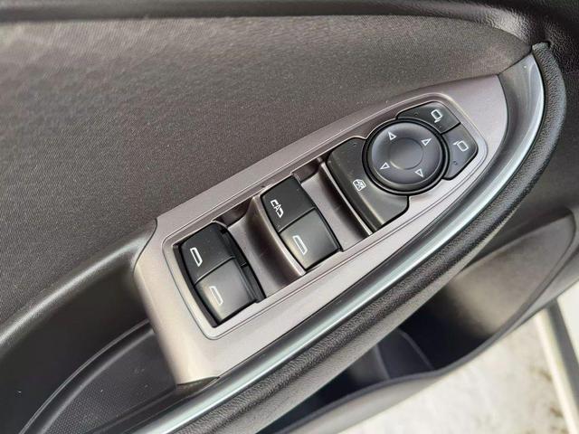 Photo of 2018 White Chevrolet Malibu