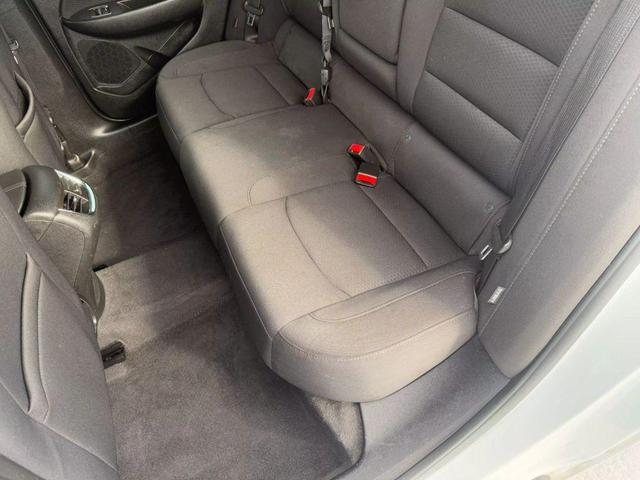 Photo of 2018 White Chevrolet Malibu