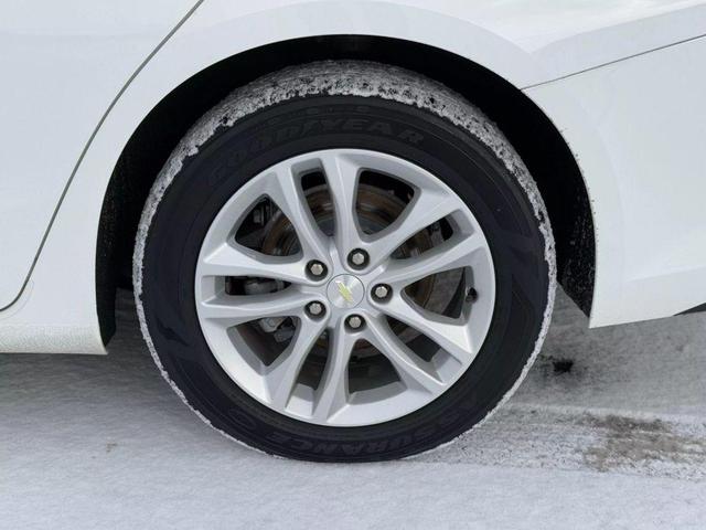 Photo of 2018 White Chevrolet Malibu