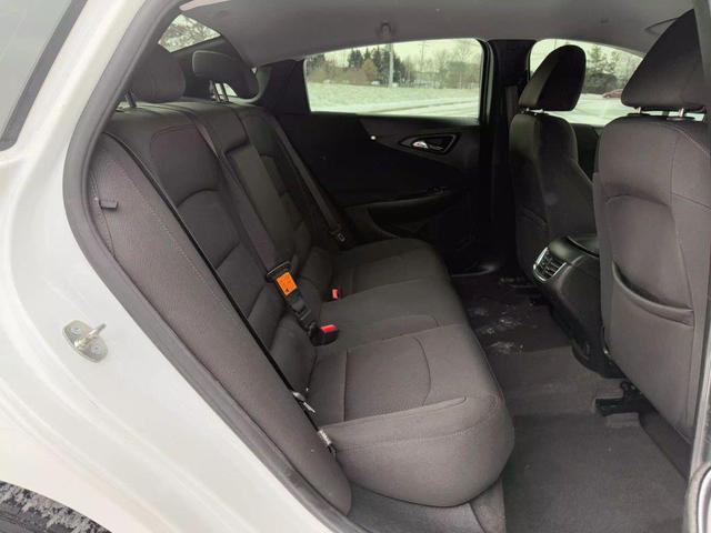 Photo of 2018 White Chevrolet Malibu