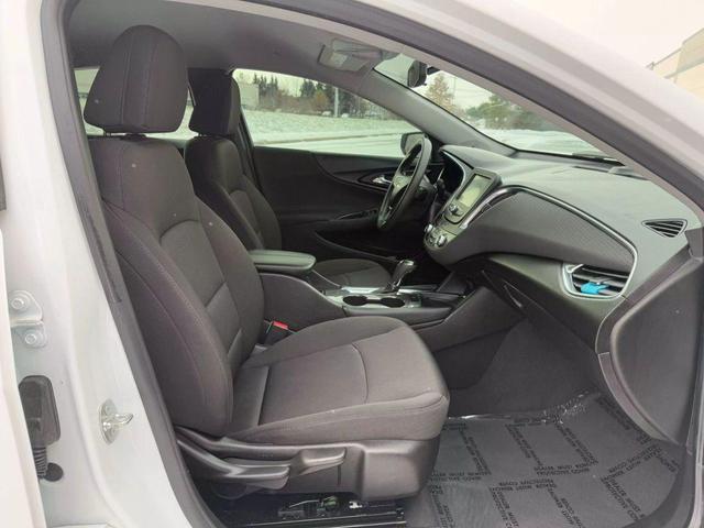 Photo of 2018 White Chevrolet Malibu