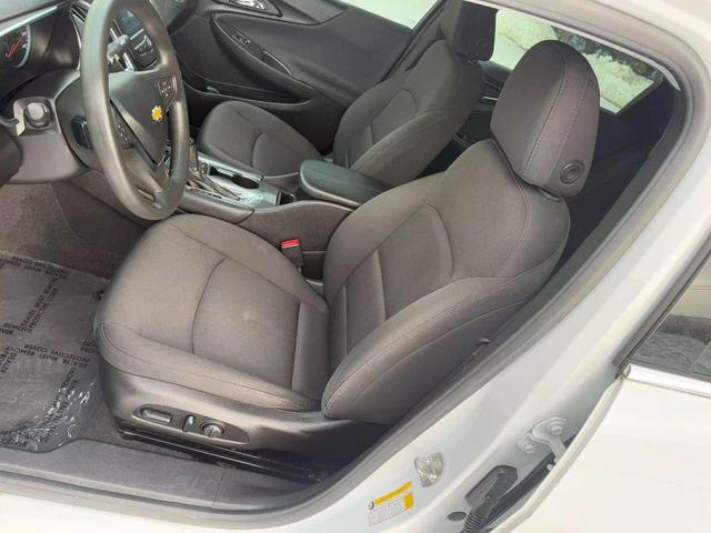 Photo of 2018 White Chevrolet Malibu