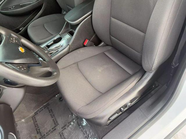 Photo of 2018 White Chevrolet Malibu
