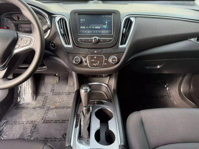 Photo of 2018 White Chevrolet Malibu