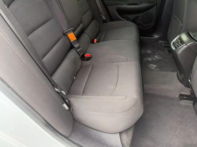 Photo of 2018 White Chevrolet Malibu