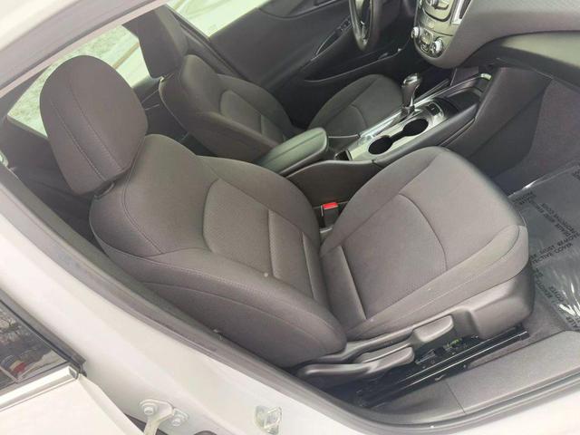 Photo of 2018 White Chevrolet Malibu