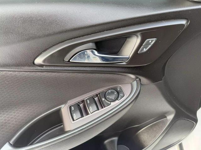 Photo of 2018 White Chevrolet Malibu
