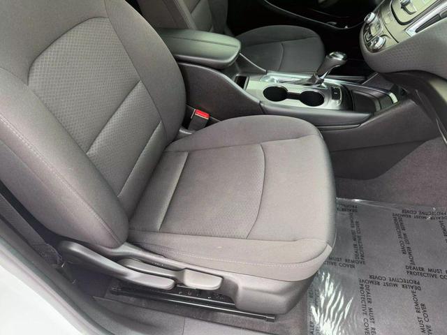 Photo of 2018 White Chevrolet Malibu