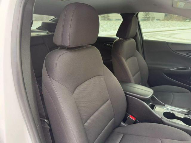 Photo of 2018 White Chevrolet Malibu