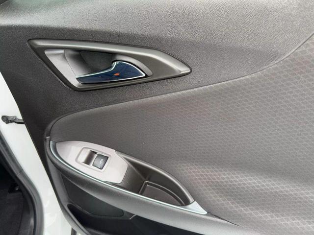 Photo of 2018 White Chevrolet Malibu