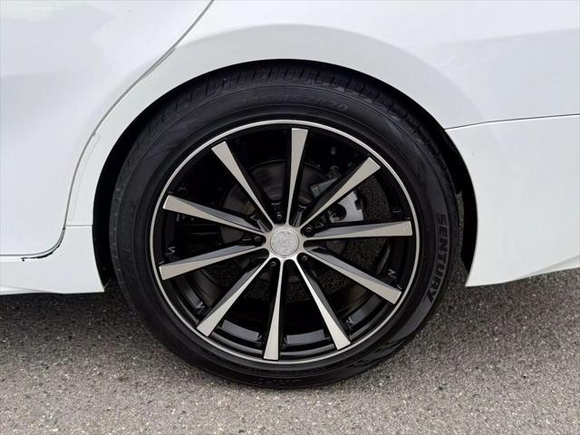 Photo of 2018 Super White Toyota Camry