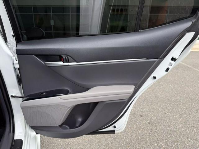 Photo of 2018 Super White Toyota Camry