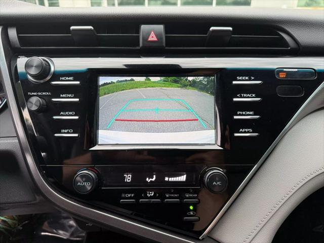 Photo of 2018 Super White Toyota Camry