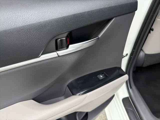 Photo of 2018 Super White Toyota Camry