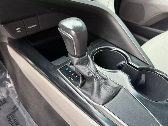 Photo of 2018 Super White Toyota Camry