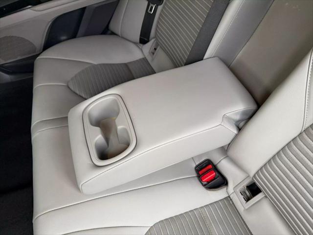 Photo of 2018 Super White Toyota Camry