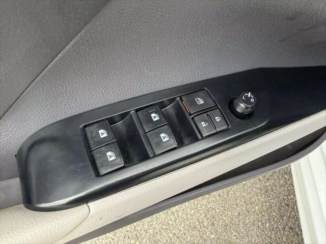 Photo of 2018 Super White Toyota Camry