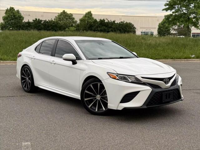 Photo of 2018 Super White Toyota Camry