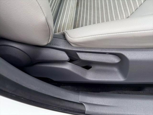 Photo of 2018 Super White Toyota Camry