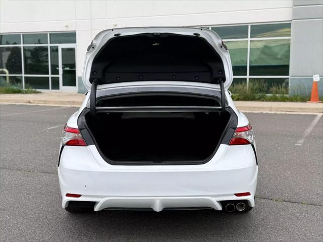 Photo of 2018 Super White Toyota Camry