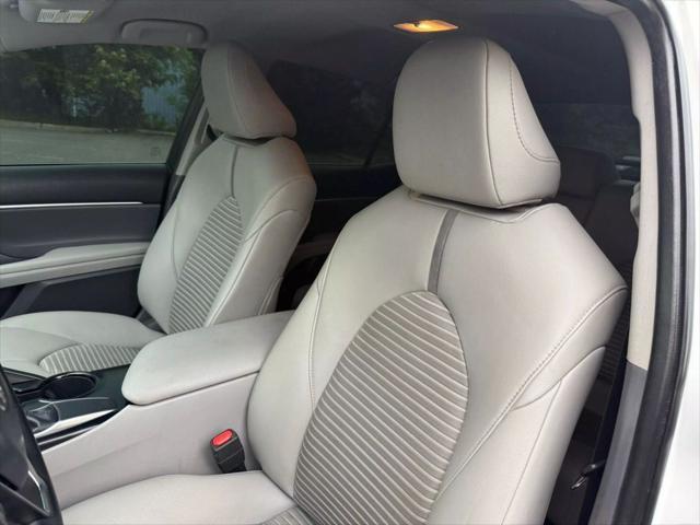 Photo of 2018 Super White Toyota Camry