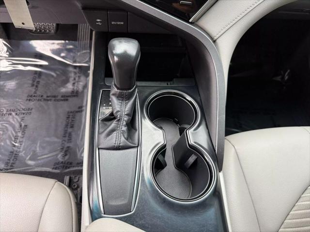 Photo of 2018 Super White Toyota Camry