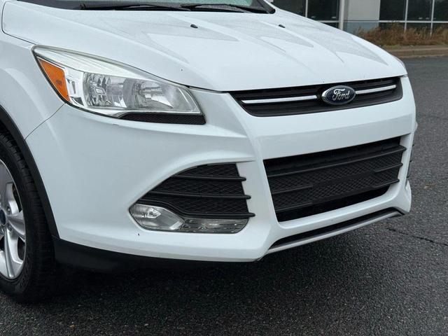 Photo of 2016 Oxford White Ford Escape