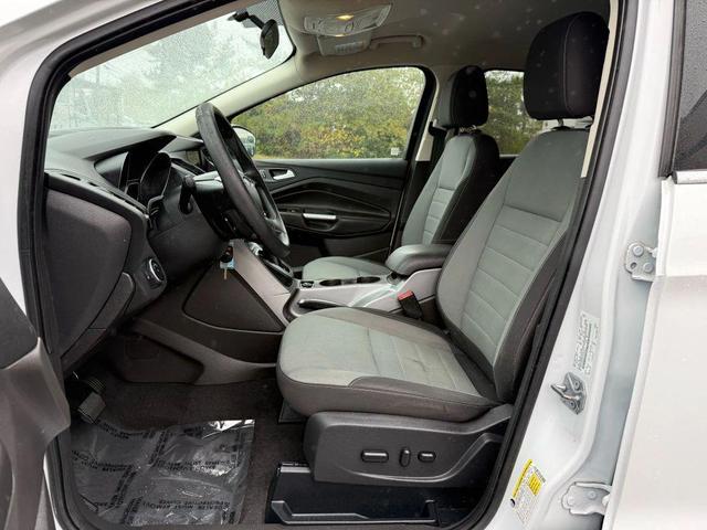 Photo of 2016 Oxford White Ford Escape