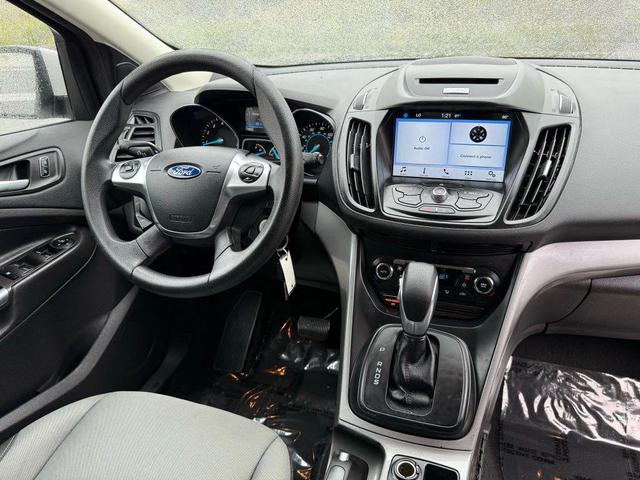 Photo of 2016 Oxford White Ford Escape