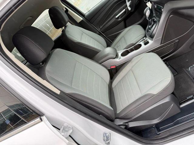 Photo of 2016 Oxford White Ford Escape