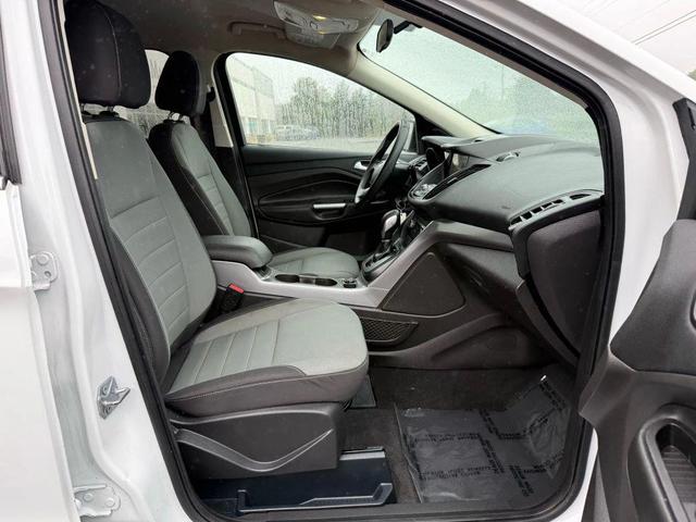 Photo of 2016 Oxford White Ford Escape