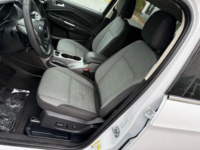 Photo of 2016 Oxford White Ford Escape